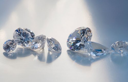 Glimmering Diamonds of different shapes and sizes