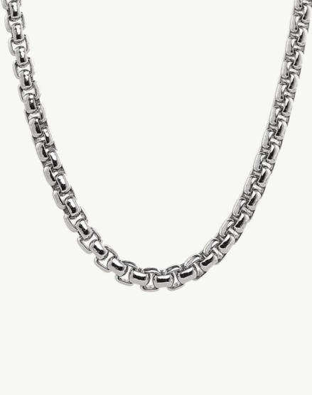 A men's fashion chain necklace