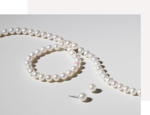 A pearl necklace with matching pearl studs