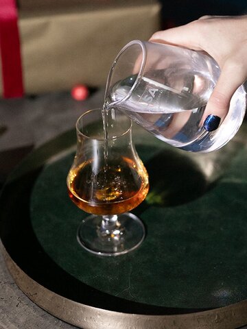LSA Whisky Islay Jug & Walnut Coaster