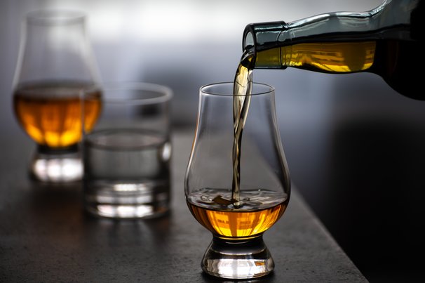 How to taste whisky – whisky pour into glass.