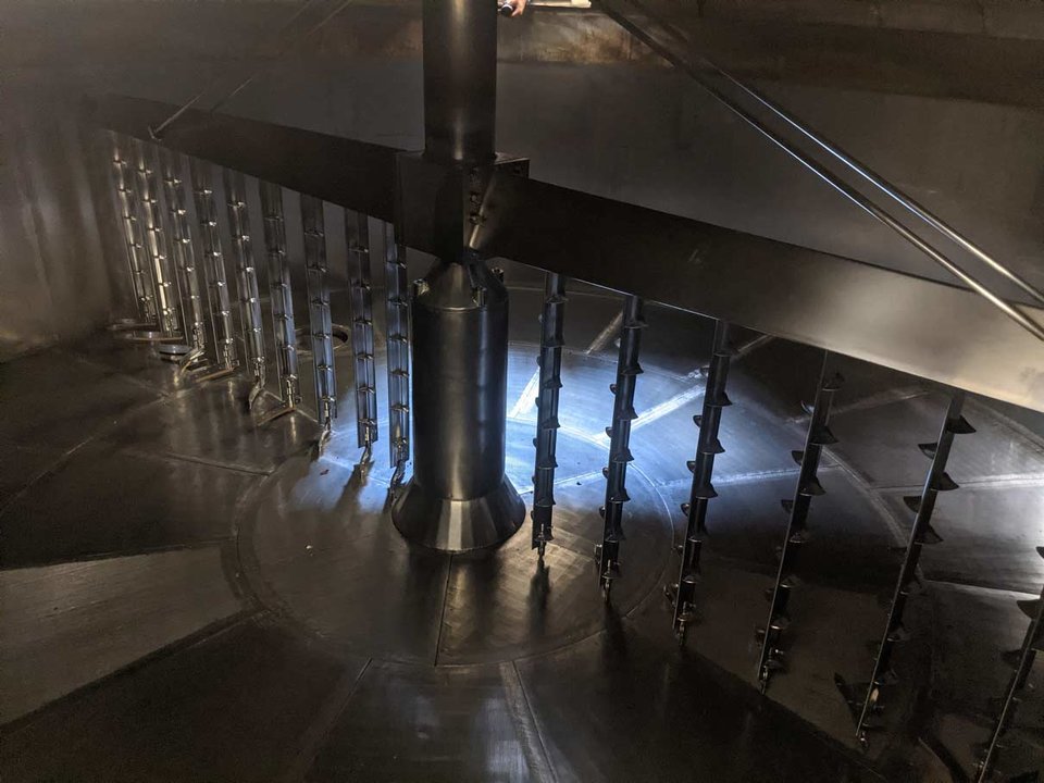 The rotating knives and floor of a full lauter mash tun