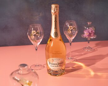 A Perrier-Jouët Blanc de Blancs Gift Pack with 2x Glasses.