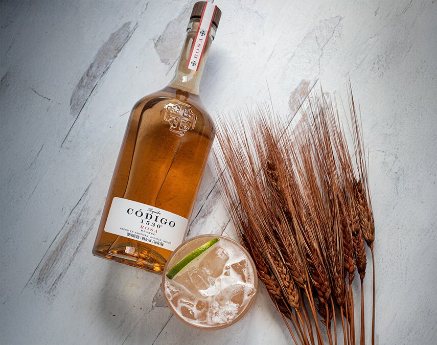 A bottle of Código 1530 Rosa and a cocktail.