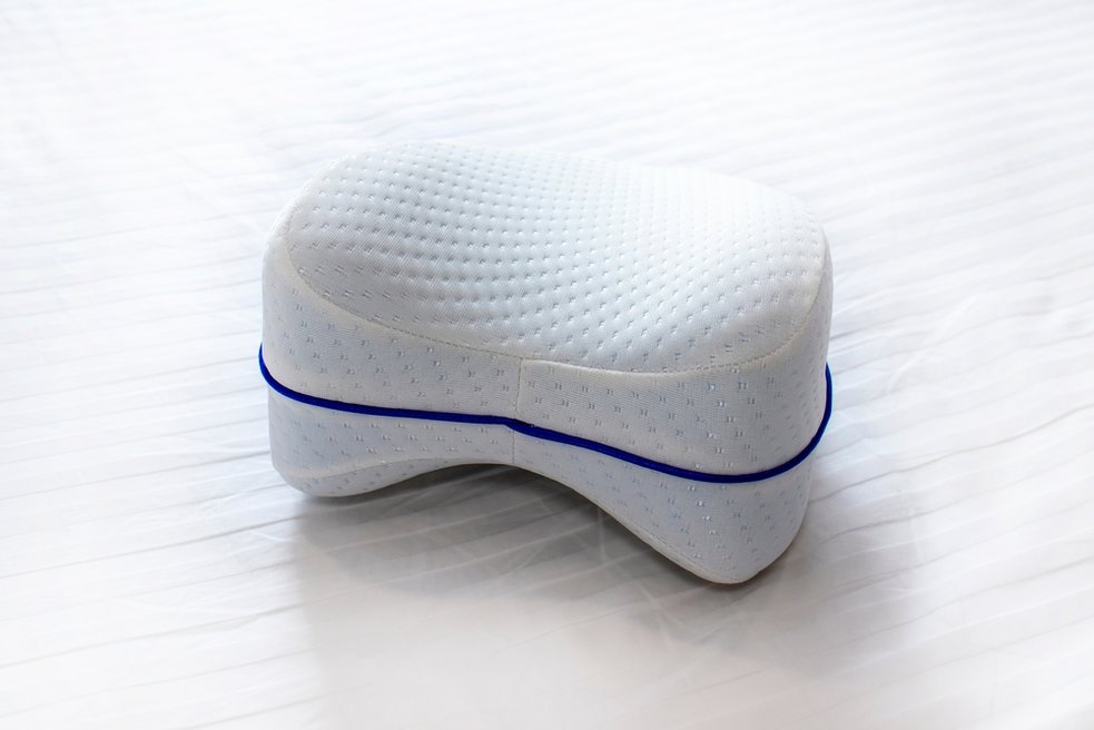Hourglass-shaped orthopedic pillow for knees 