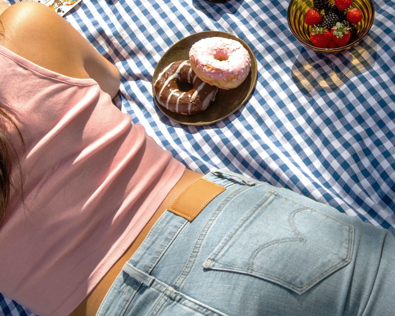 history of women's clothing with pockets, when did women's pockets first come about? why don't women's clothes have pockets anymore?