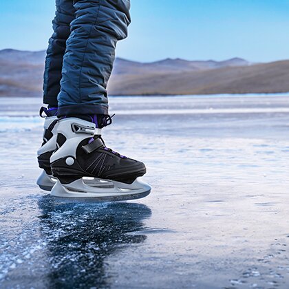 skates over ice