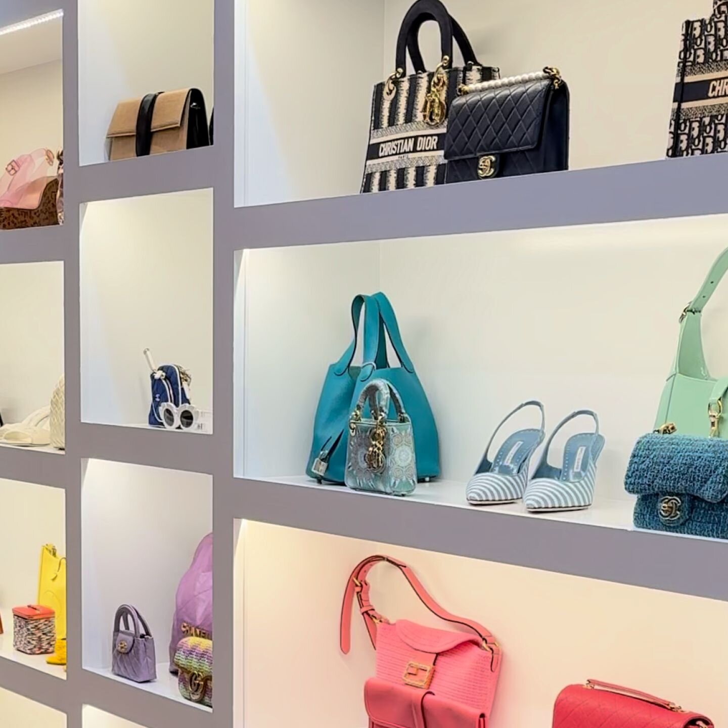 Image of women holding luxury handbags and wearing jewelry from Vivrelle.