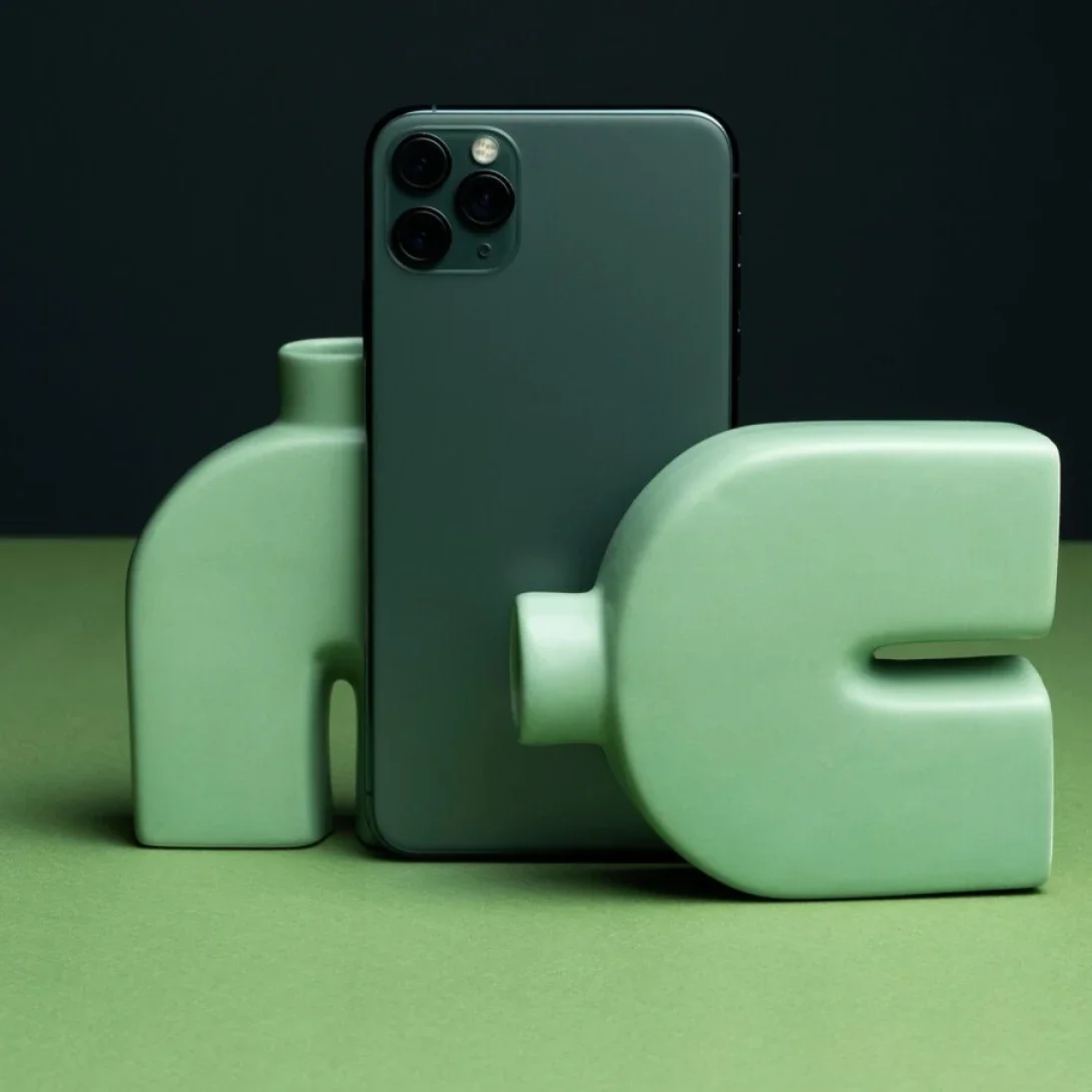 Un smartphone reconditionné sur fond vert