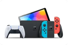 Une Nintendo Switch allumée et une manette de PS5