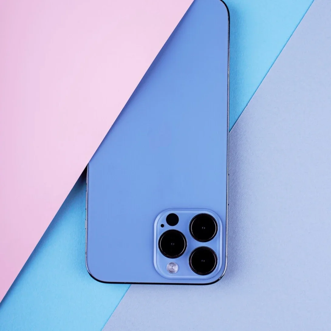 Un smartphone posé sur fond bleu