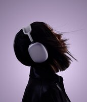 Casque audio élégant porté de profil. Casques disponibles en paiement mensuel simple.