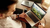 Homme travaillant sur un laptop moderne. Ordinateurs portables en mensualités flexibles.