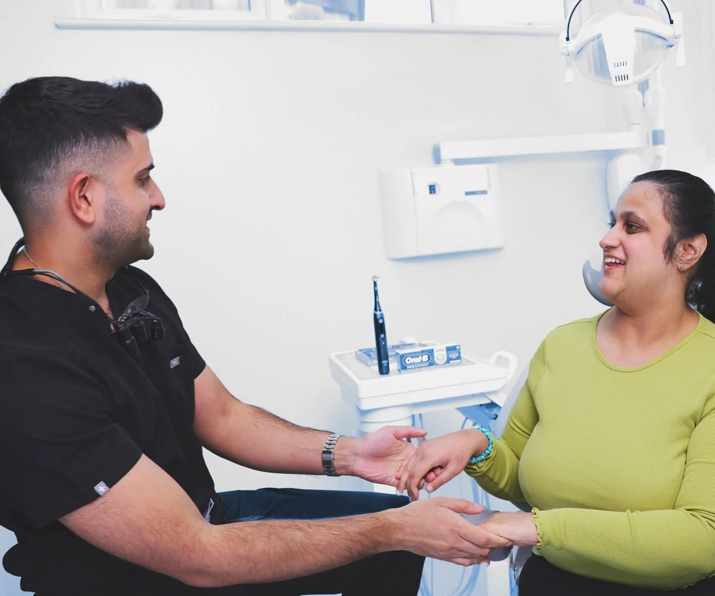 Photo d’un dentiste, d’une aidante et d’un patient dans un cabinet dentaire