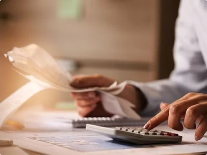 Homem fazendo contas na calculadora