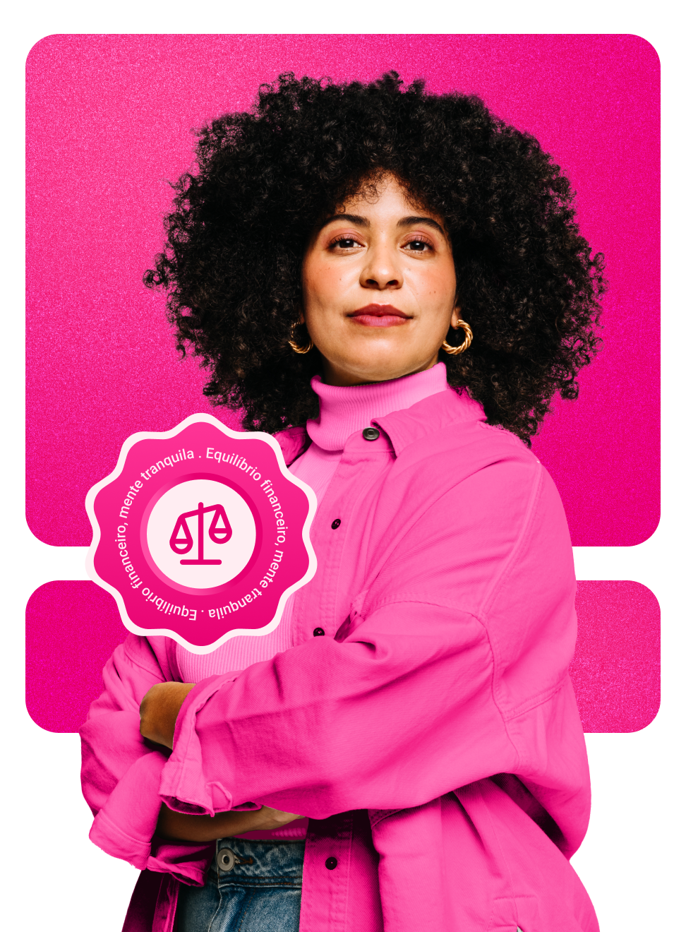 Mulher com expressão neutra vestindo roupas cor-de-rosa