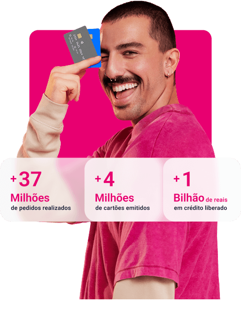 Homem vestido de rosa segurando dois cartões na mão. +37 milhões de pedidos realizados. +4 milhões de cartões emitidos. +1 bilhão de reais em crédito liberado.