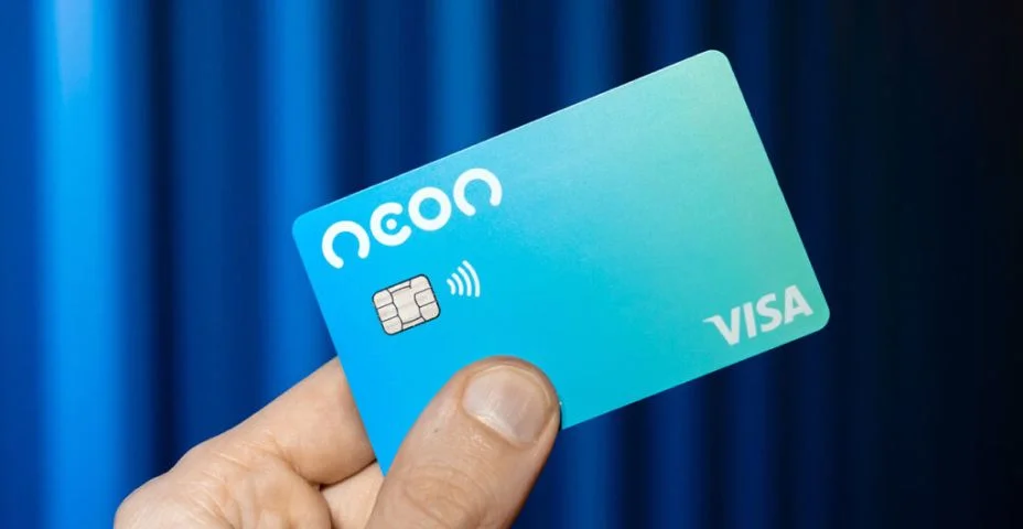 mão segurando um cartão de crédito Neon