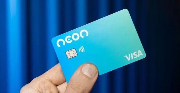 mão segurando um cartão de crédito Neon