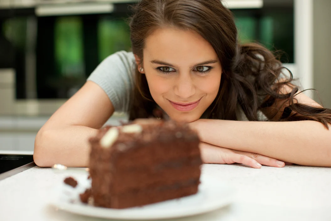 mulher olhando um bolo tentações