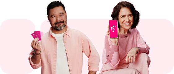 casal jovem com roupas rosa felizes sorrindo, mulher jovem segurando celular com tela da Serasa