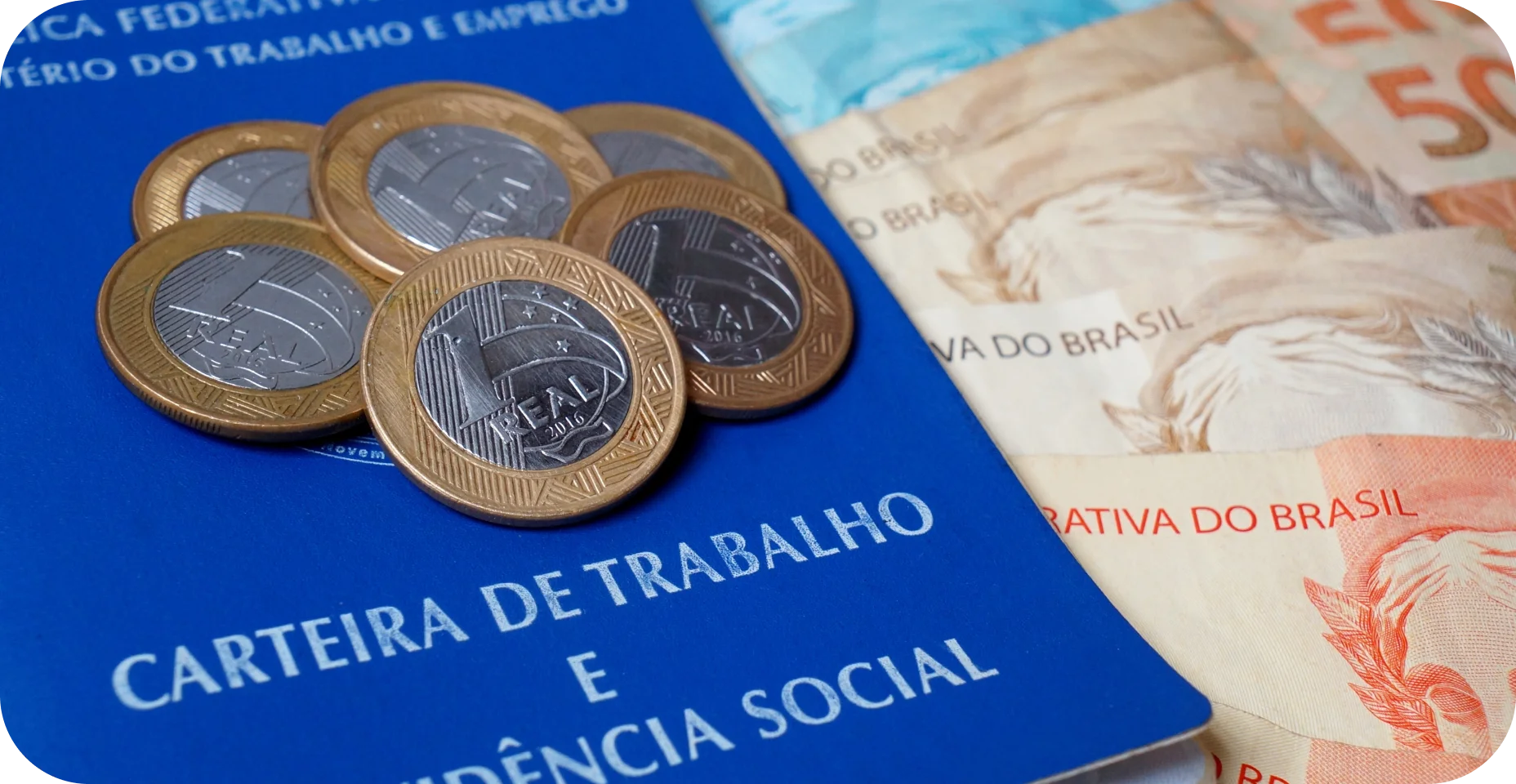 Carteira de trabalho brasileira com cédulas e moedas. Dinheiro brasileiro. Conceito de salário e emprego.