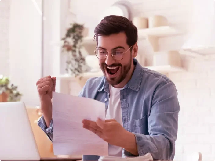 Homem comemorando após conseguir crédito