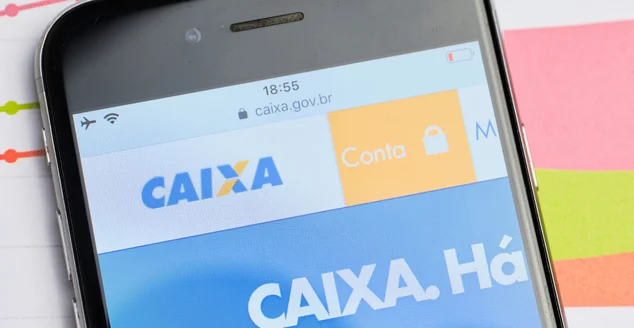 logo Caixa Econômica Federal na tela do site do smartphone. Fechar-se