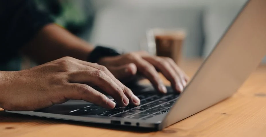 Homem com laptop para multitarefa e conexão wifi à internet