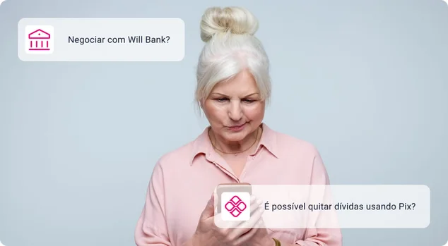 Senhora idosa descontente usando o telefone