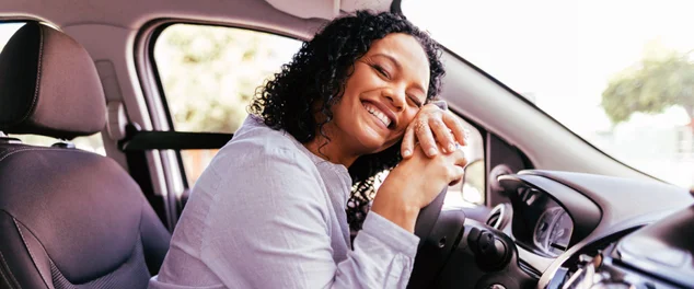 mulher feliz com o carro novo