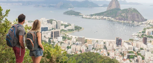 Dose elevada de casal olhando para a paisagem da montanha do pão de açúcar de Marco