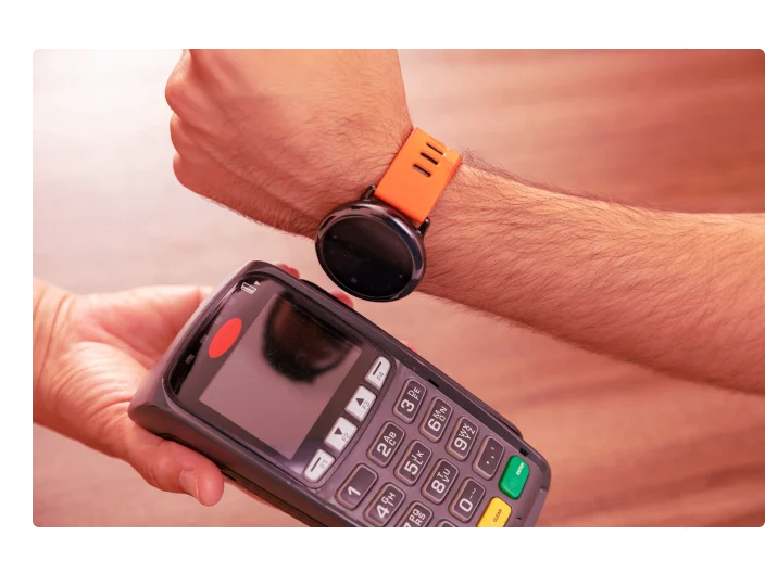Terminal pos para pagamento com tecnologia nfc relógio inteligente. Caixa e mãos de clientes