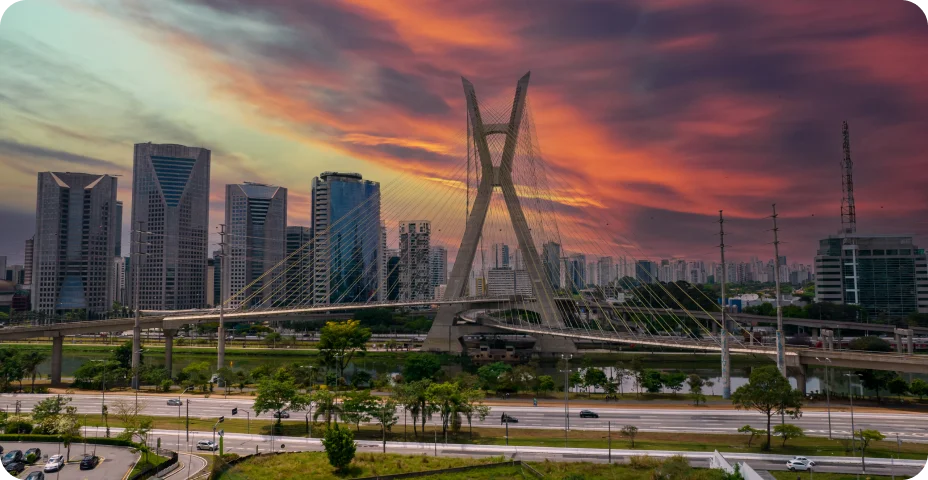 Vista aérea da ponte Estaiada na Marginal Pinheiros, São Paulo, Brasil. Centro de negócios. Centro Financeiro. Famosa ponte estaiada (Ponte Estaiada)