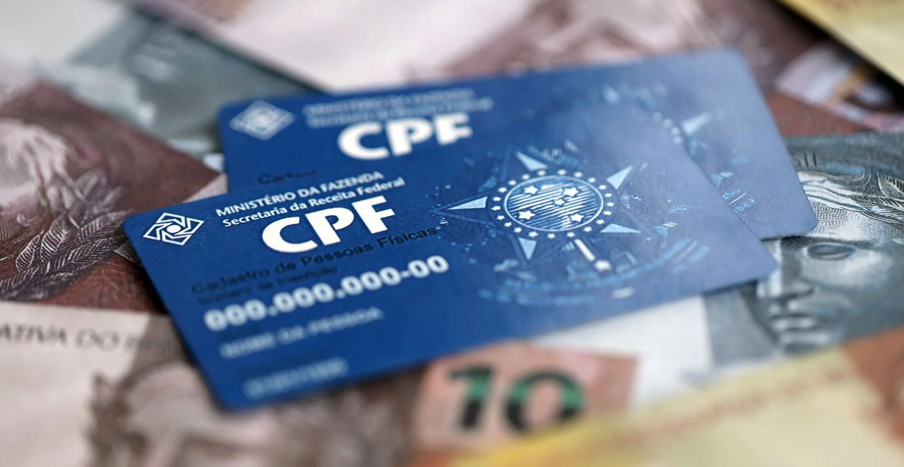 Modelo de documento de cartão CPF azul. O documento garante autenticidade e integridade na comunicação eletrônica entre pessoas no Brasil. Cadastro de Pessoa Física