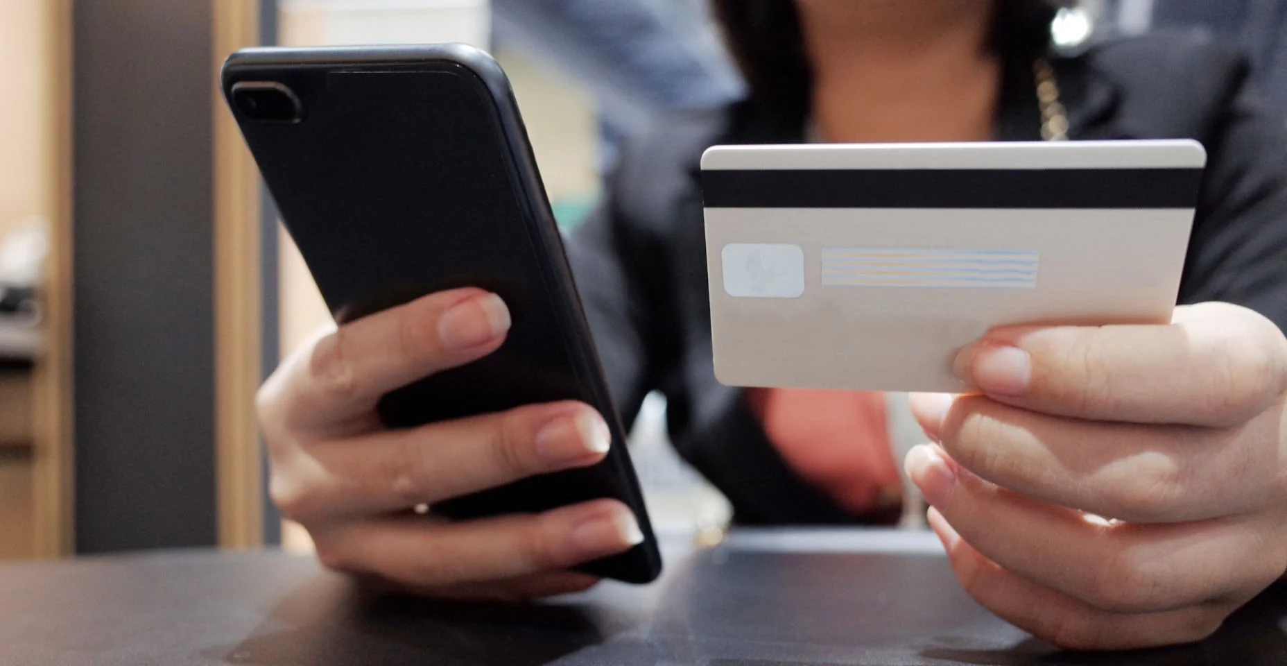 Compras e pagamento on-line usando smartphone