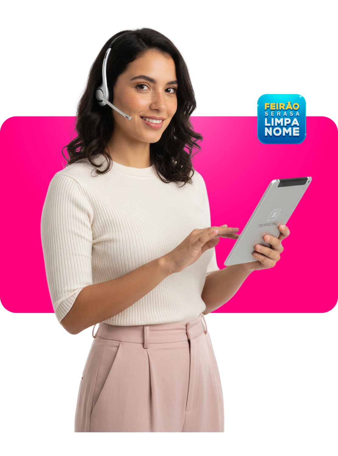 Homem de cabelos curtos e barba grisalha, sorrindo em direção à câmera enquanto segura um smartphone com tela cor-de-rosa com o logotipo da Serasa