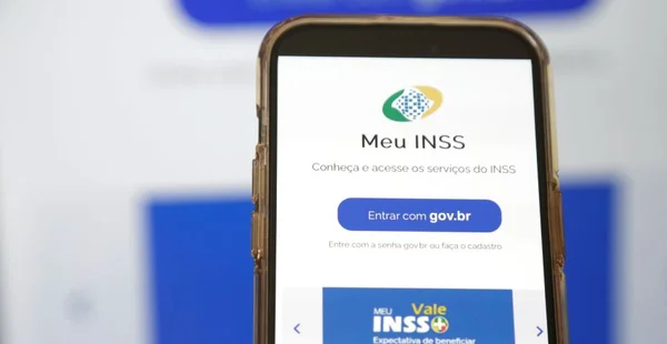 Aplicativo inicial do Meu Inss do governo na tela de um celular pronto para consultar beneficios do cidadão.