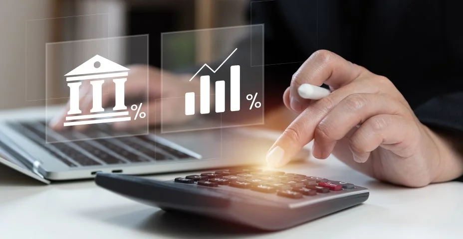 Empresário usando calculadora para calcular a taxa de juros bancária, alta taxa de juros, porcentagem, retorno de lucro financeiro e conceito de dividendos, ROI, ROE, IRR.