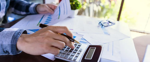 Close-up, Homem contábil ou Empreendedorismo calculando a partir de relatório de resultados, documento de estatística de lucro, papel fiscal no escritório moderno.