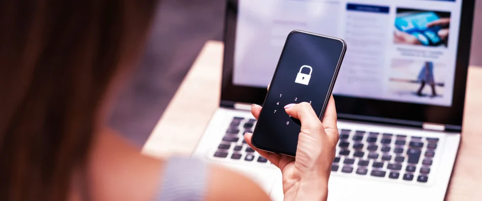 mulher mexendo no celular bloqueado