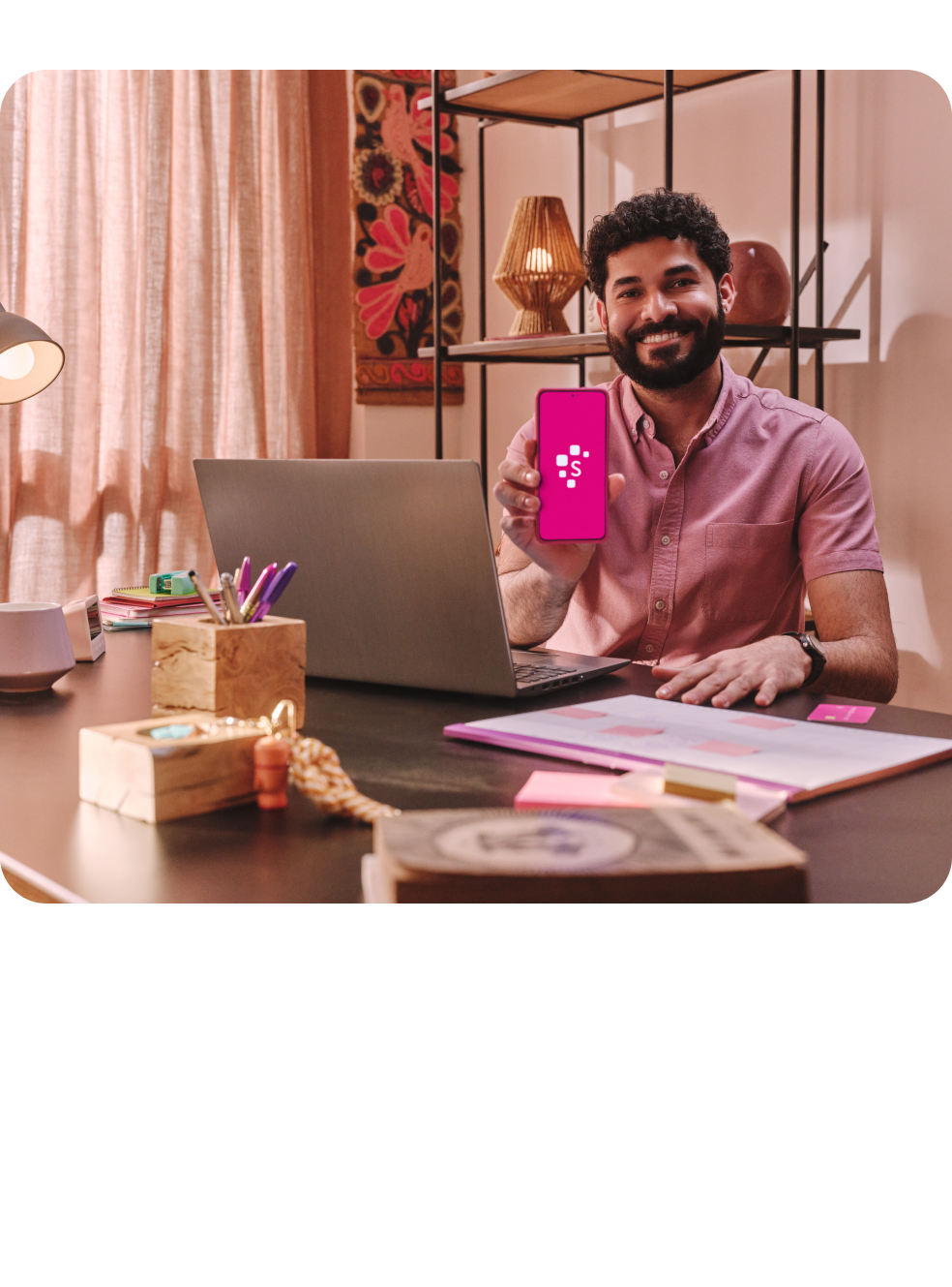 Homem sorridente segurando cartão de crédito com destaque para oferta de crédito com menos juros