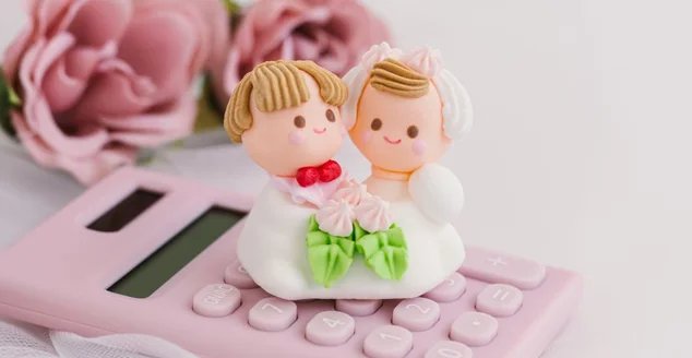 Noivos com calculadora, despesas do casamento, fundos do casamento, imagem de dinheiro relacionada ao casamento