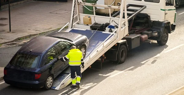 caminhão de reboque destruidor de carros na cidade