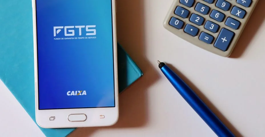 Fundo de Garantia do Tempo de Serviço (FGTS). / Fundo especial brasileiro destinado aos trabalhadores. Aplicativo FGTS no smartphone.