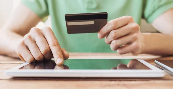 Empresário é compras on-line com computador tablet digital e cartão de crédito
