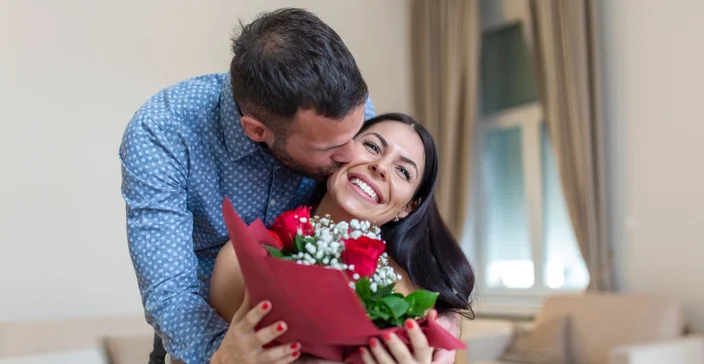 Um casal se presenteando no dia dos namorados