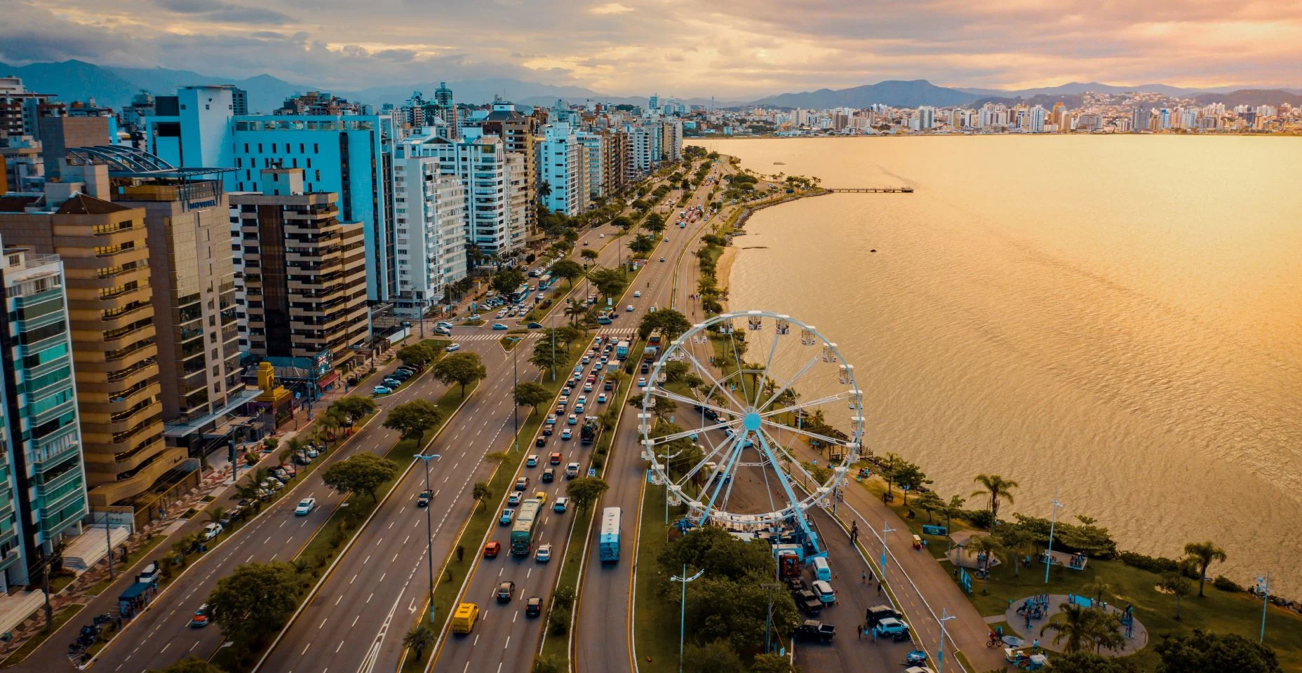 imagem aérea com drone na beira mar ao pôr do sol em Florianópolis Santa Catarina com a roda gigante