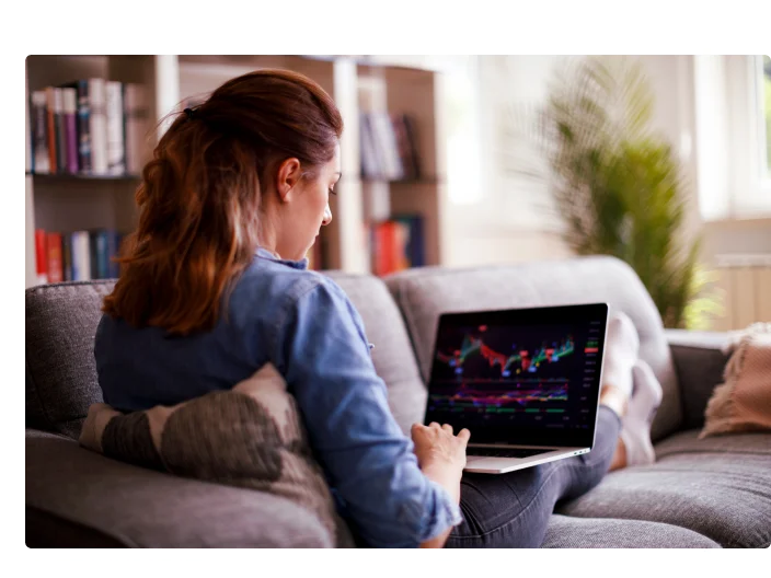 mulher vendo tela do computador na bolsa de valores