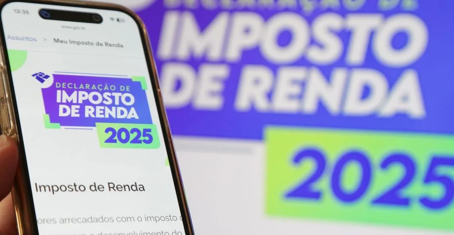 Imposto de renda da receita federal numa tela de celular para consultar com fundo desfocado.